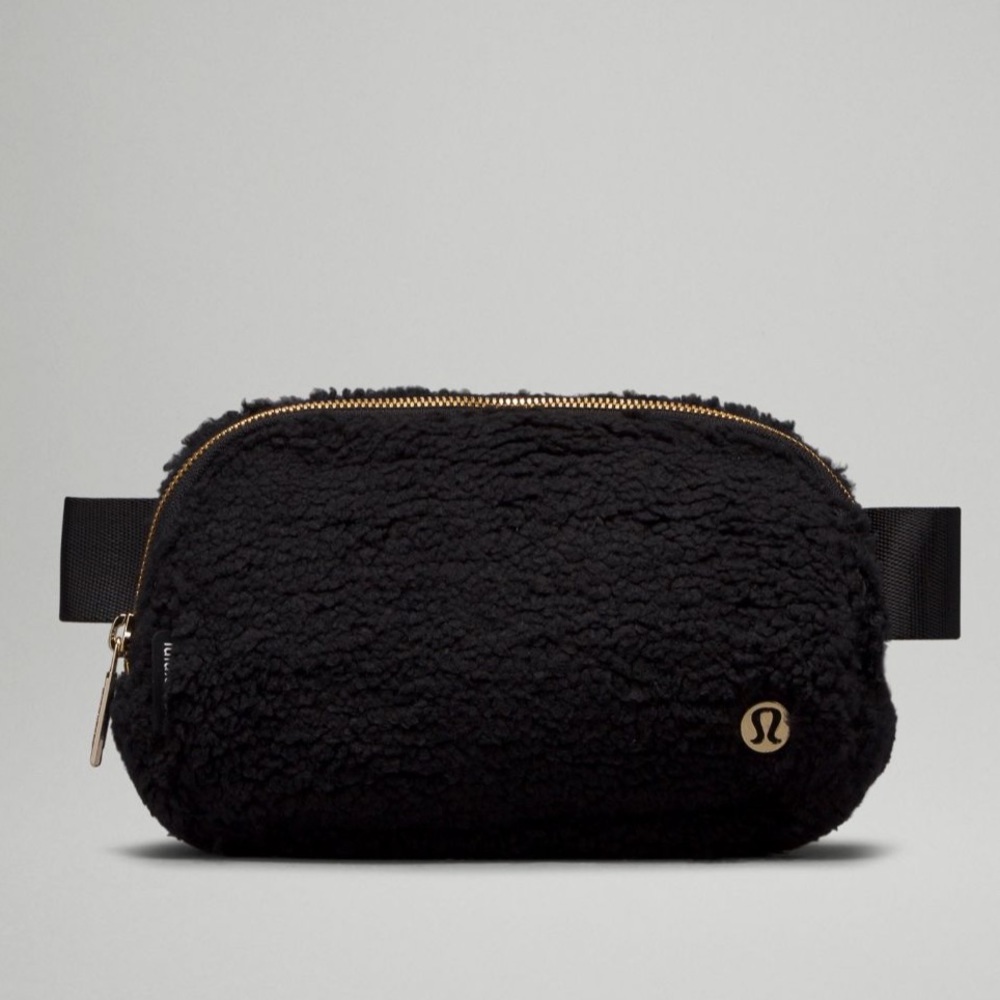 BNWT Lululemon Everywhere Belt Bag 1L Fleece in Black